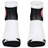 Bild von vorne: Ein Paar schwarz-weiße Eintracht Frankfurt Socken; eine mit rotem Eintracht-Adler-Logo, beide mit weißen Bündchen.