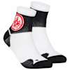 Bild von vorne leicht links: Ein Paar schwarz-weiße Eintracht Frankfurt Socken; eine mit rotem Eintracht-Adler-Logo, beide mit weißen Bündchen.