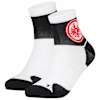 Bild von vorne leicht rechts: Ein Paar schwarz-weiße Eintracht Frankfurt Socken; eine mit rotem Eintracht-Adler-Logo, beide mit weißen Bündchen.