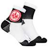 Bild schräg von links: Ein Paar schwarz-weiße Eintracht Frankfurt Socken; eine mit rotem Eintracht-Adler-Logo, beide mit weißen Bündchen.