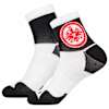 Bild schräg von rechts: Ein Paar schwarz-weiße Eintracht Frankfurt Socken; eine mit rotem Eintracht-Adler-Logo, beide mit weißen Bündchen.