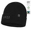 Bild schräg von rechts: Schwarze Beanie mit Umschlag und FFM-Stick. Rechts abgebildet sind Nachhaltigkeits-Siegel.