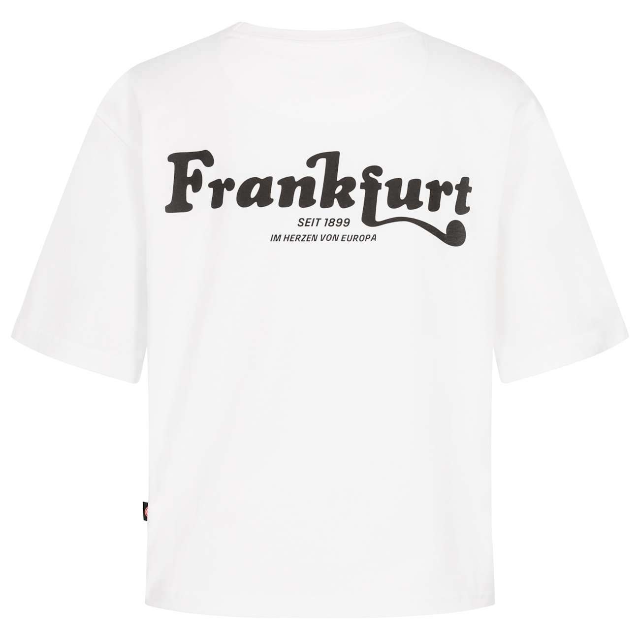 Weißes Eintracht T-Shirt Rückenansicht. Schwarzer Frankfurt-Schriftzug auf dem Rücken, mit "SEIT 1899" und "IM HERZEN VON EUROPA".