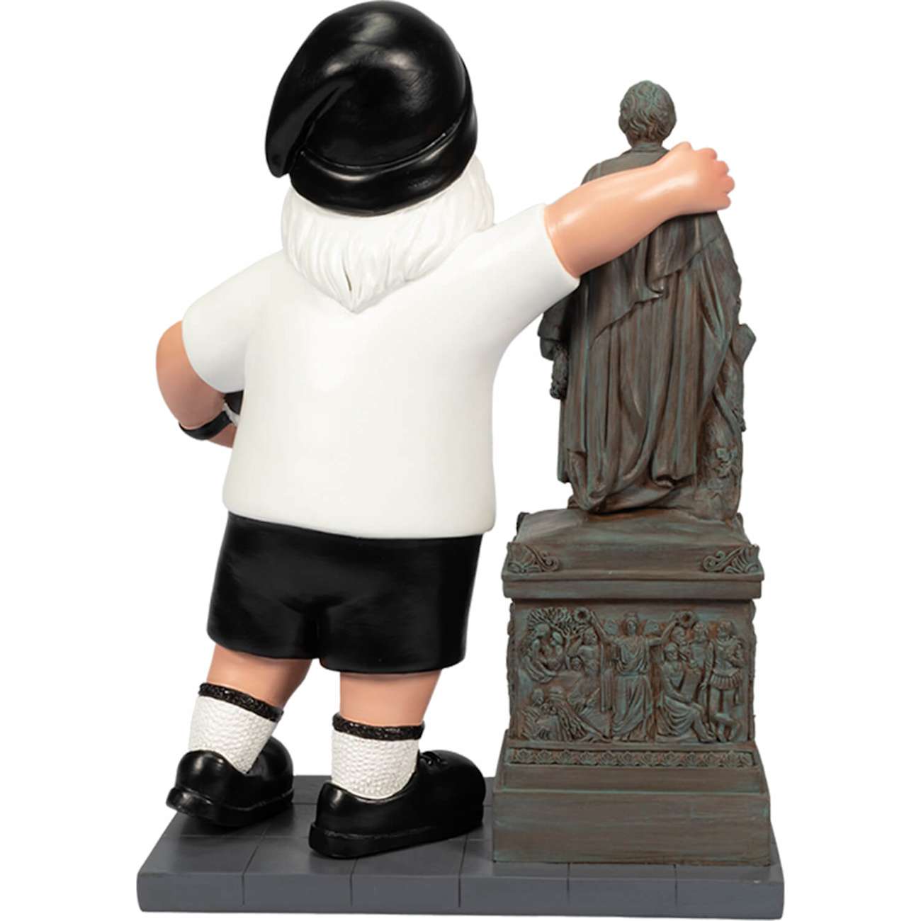 Rückenansicht von einem Gartenzwerg mit Fußball in der Hand anlehnend an Goethe-Statue auf rechteckigem Sockel.