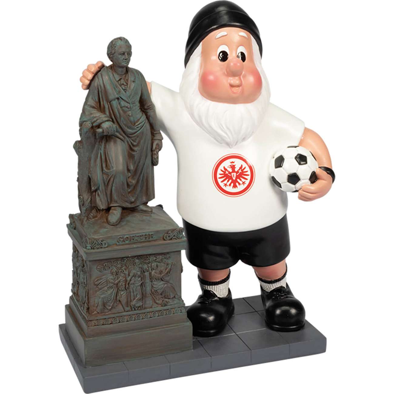 Gartenzwerg im Eintracht-Trikot mit Fußball in der Hand lehnt sich an Goethe-Statue auf rechteckigem Sockel.
