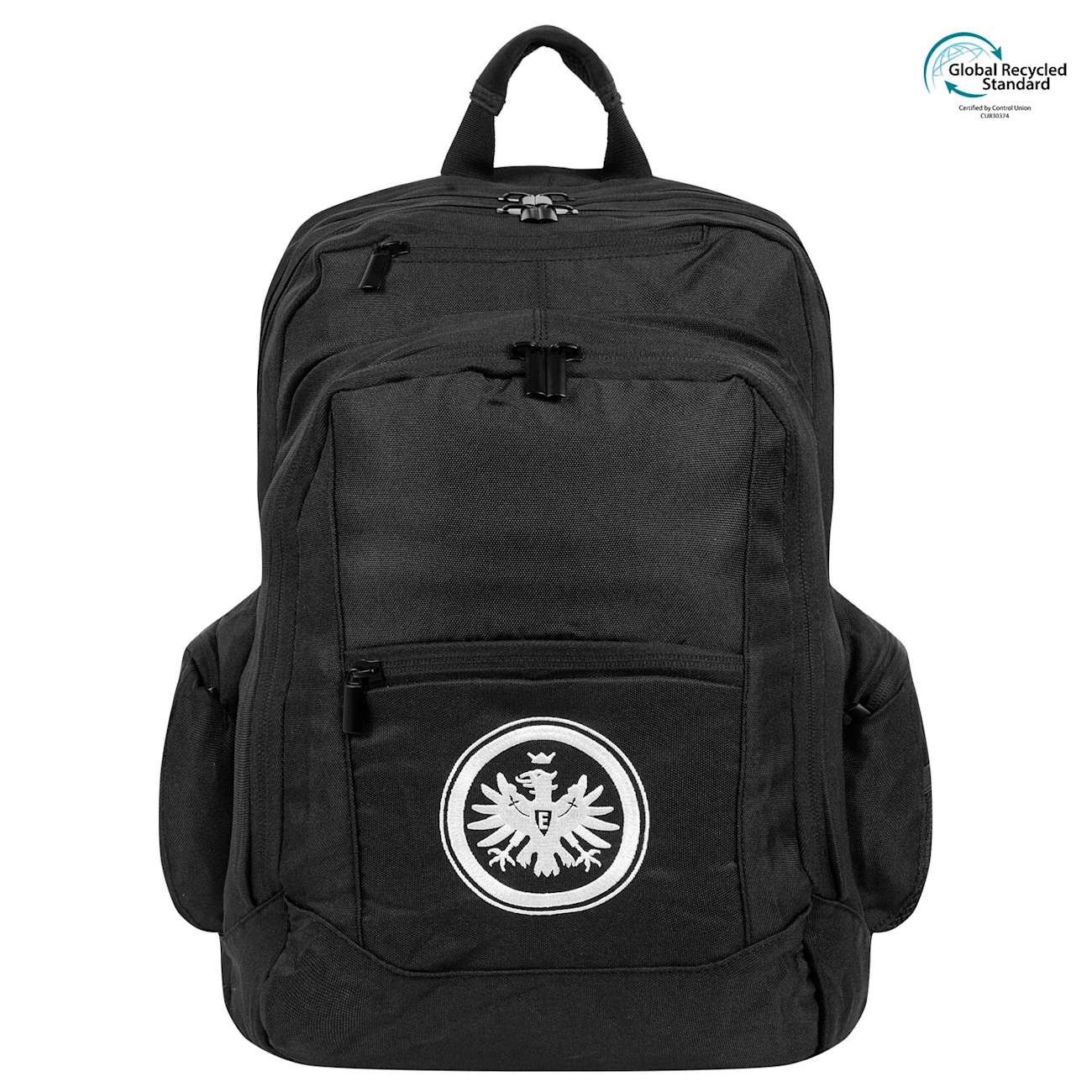 Ein schwarzer Eintracht Frankfurt Rucksack mit weißem Adler-Logo auf der Vorderseite, von vorne gesehen.
