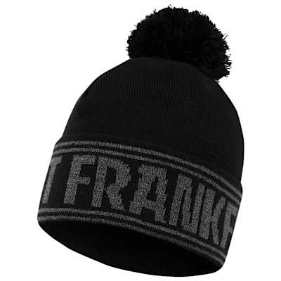 Schräg von rechts: Schwarze Eintracht Frankfurt Bommelmütze mit anthrazitfarbenem "FRANKFURT" Schriftzug und Streifen. Beanie Eintracht Jacquard Pompom