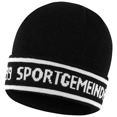 Bild schräg von rechts: Schwarze Eintracht Mütze mit weißen Streifen am Umschlag und "Sportgemeinde 1899" Schriftzug. Beanie Sportgemeinde 1899