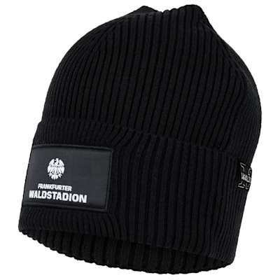 Bild schräg von rechts: Eine schwarze Eintracht Frankfurt Waldstadion Beanie, mit weißem Retro-Logo und Schriftzug. Beanie Waldstadion Basic