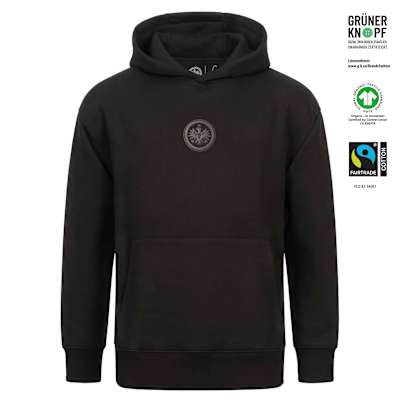 Bild Vorderseite: Schwarzer Hoodie mit Ton-in-Ton Eintracht Logo mittig auf der Brust. Rechts abgebildet sind Nachhaltigkeits-Siegel. Hoodie Logo Red