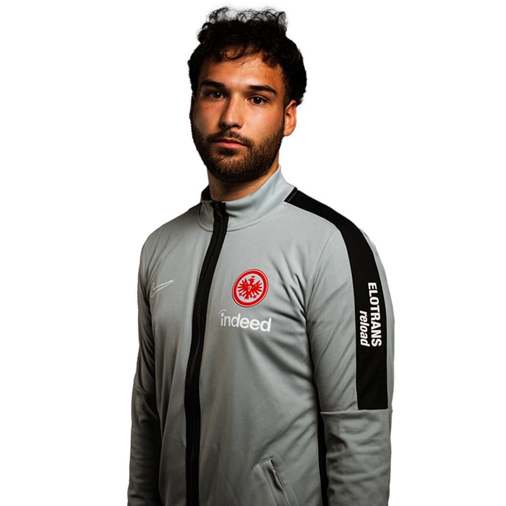 Freisteller Foto von Max Beck in der Eintracht Frankfurt Trainingsjacke.