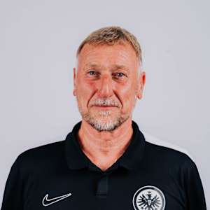 Portrait von Dirk Thoma, vor hellgrauem Hintergrund