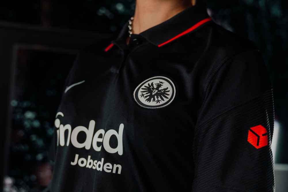 Maße 25x7mm Eintracht Frankfurt SGE Pin Fan Club Black & White Schriftzug 