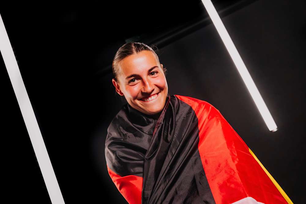 Carlotta Wamser mit einer Deutschland-Flagge