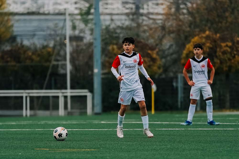 Im Vordergrund ein Spieler der U14 im Spiel