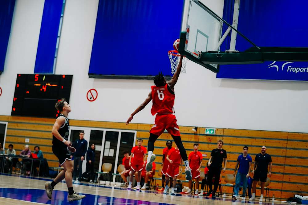 Ein Adlerträger beim Dunk.
