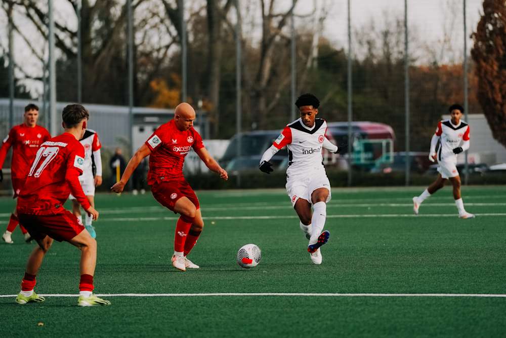 U17-Spieler Natnael Abraha im Zweikampf mit einem Spieler des 1. FC Kaiserslautern