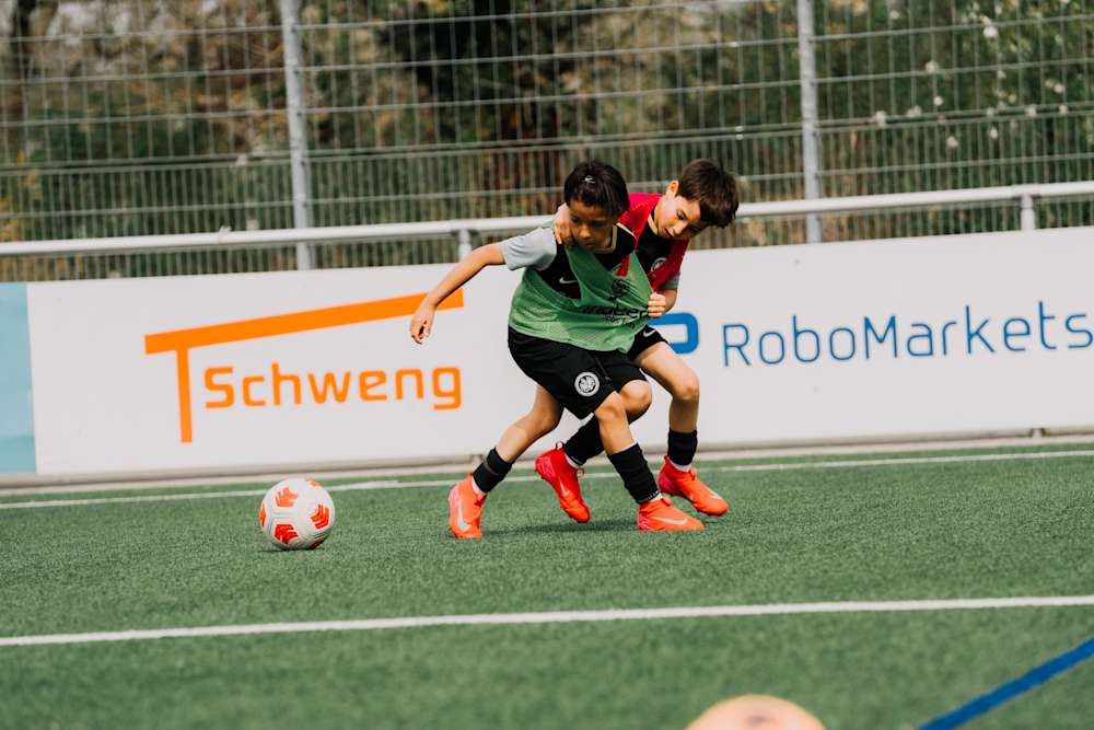 Spieler der U9 beim Training im Zweikampf 