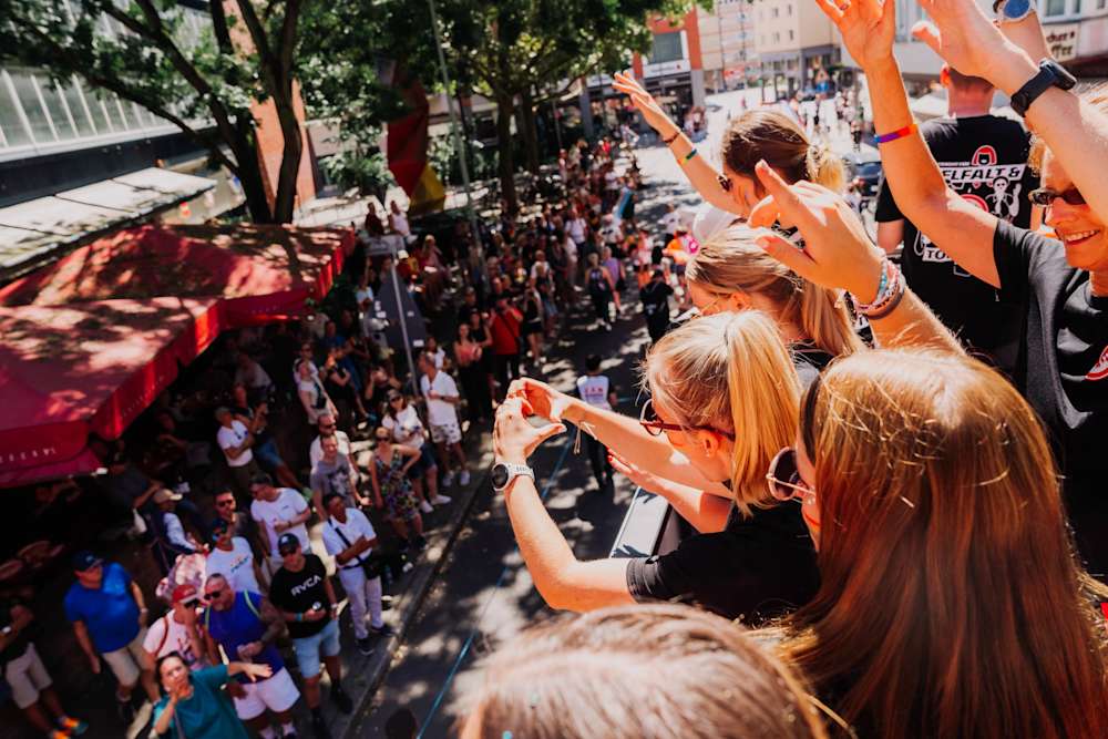 Bild 1: Eintracht Frankfurt erstmalig beim CSD
