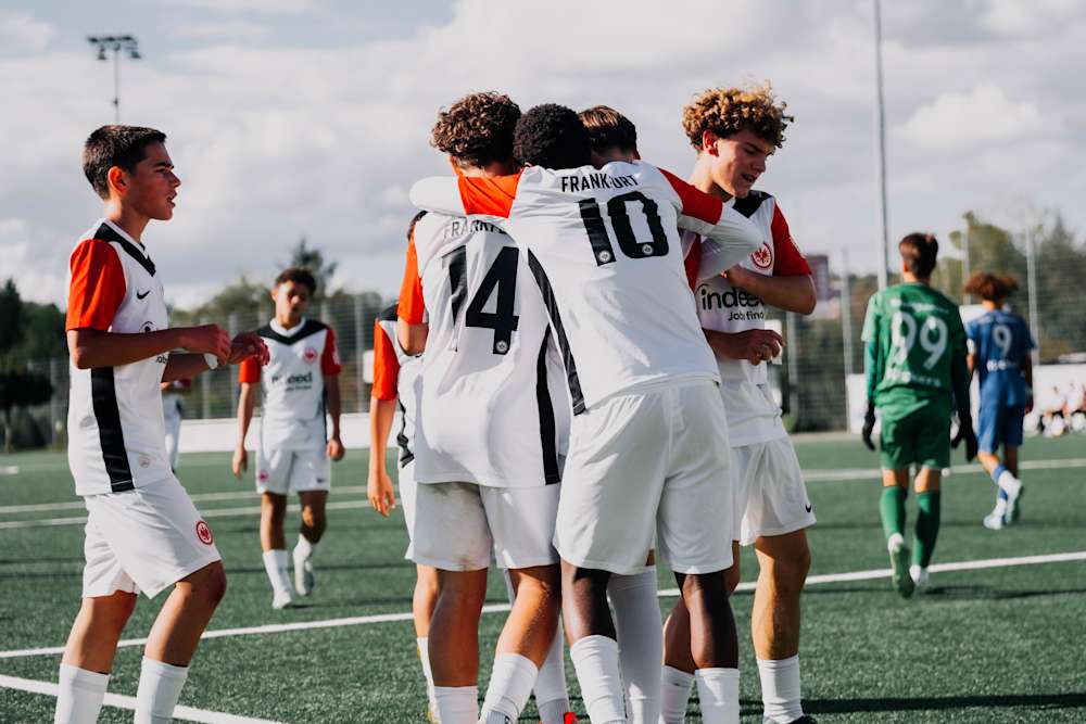 Die U15 bejubelt zusammen einen Treffer