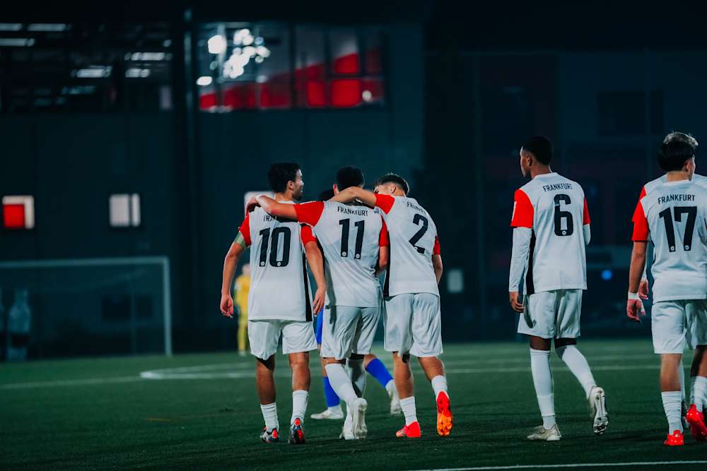Spieler der U19 bejubeln einen Treffer.