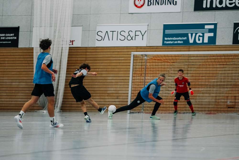 Ein U15-Adlerträger schießt in der Halle aufs Tor