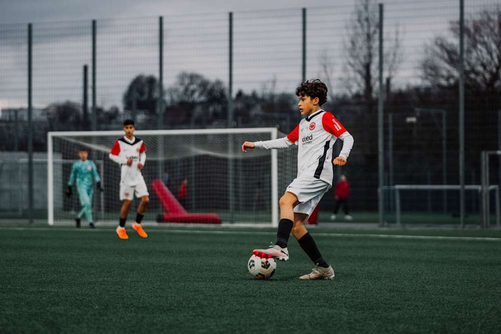 Ein Spieler der Eintracht hat den Ball am Fuß und macht sich bereit, ihn nach vorn zu spielen.