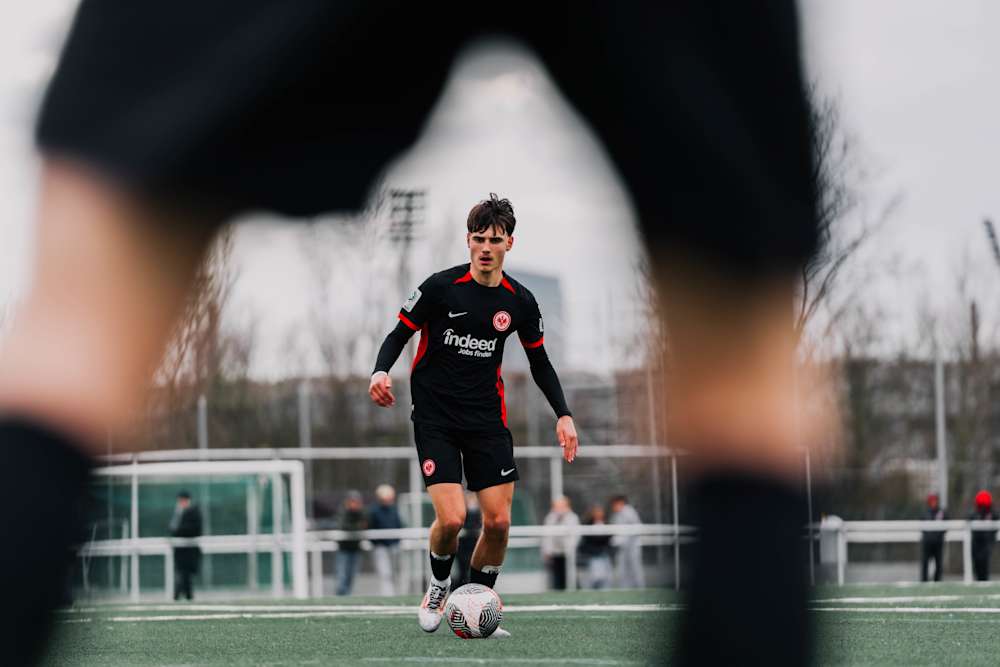 U17-Spieler Niklas Scheller im Dribbling