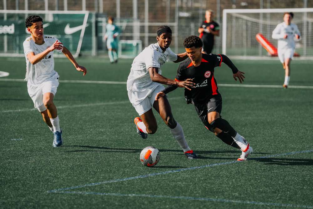 Ein U16-Spieler der Eintracht im Zweikampf mit einem Gegenspieler