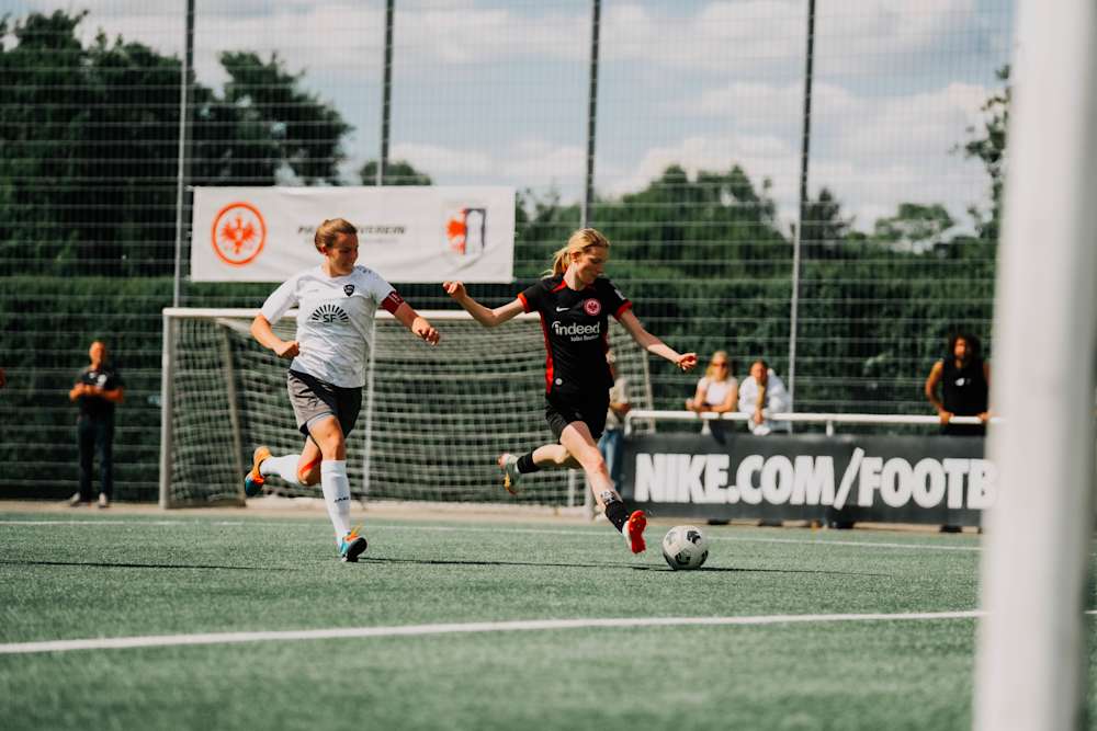 Yara Scheu im Spiel der U19-Juniorinnen gegen den 1.FFC Hof.