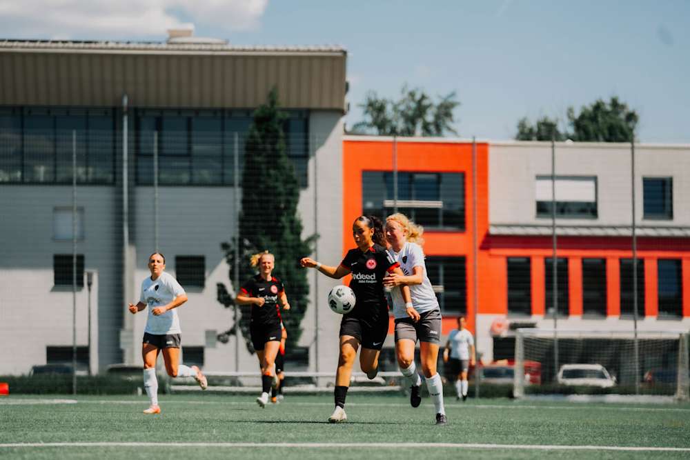 Dounia El Mesmoudi im Zweikampf mit einer Spielerin des 1.FFC Hof. 
