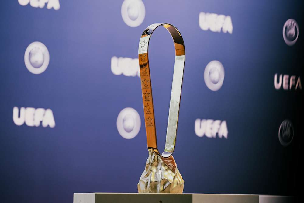 Nahaufnahme der Lennart-Johansson-Trophäe 