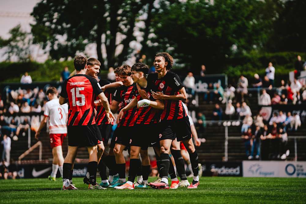 Bild 1: U17 feiert Staffelmeisterschaft