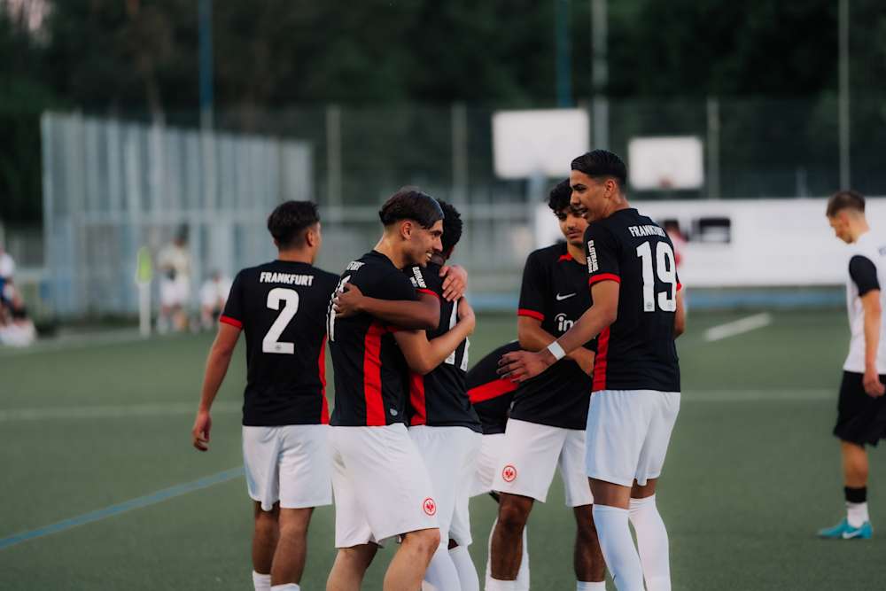 Die U16 bejubelt den Führungstreffer durch Jamal Mekoma