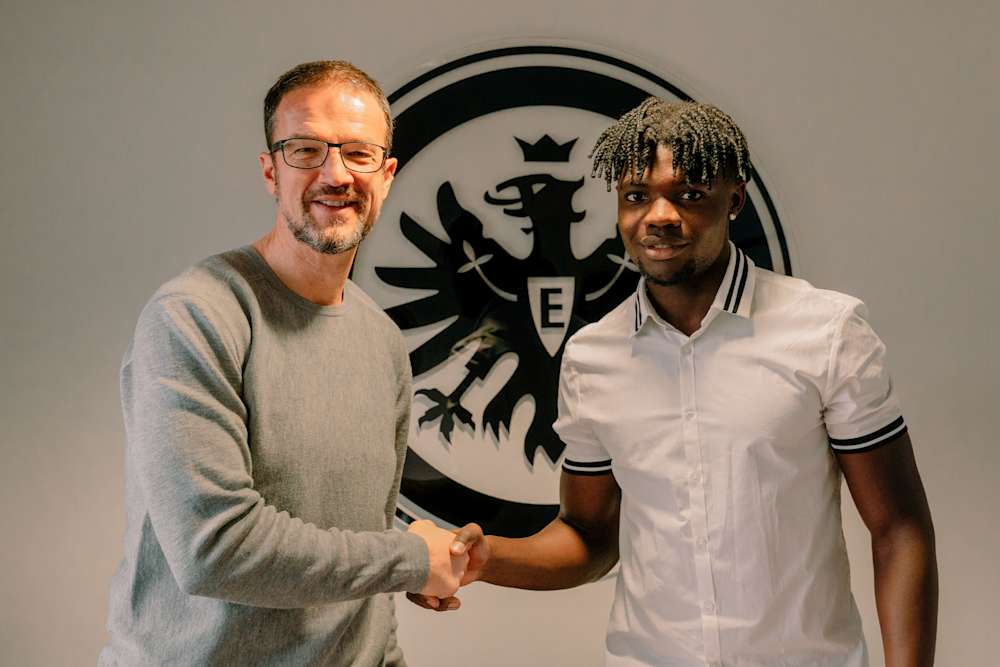 Picture 1: Academy product Jabez Makanda signs professional terms
