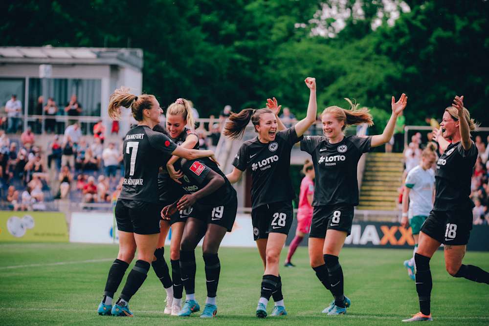 Bild 1: Eintracht Frauen international!