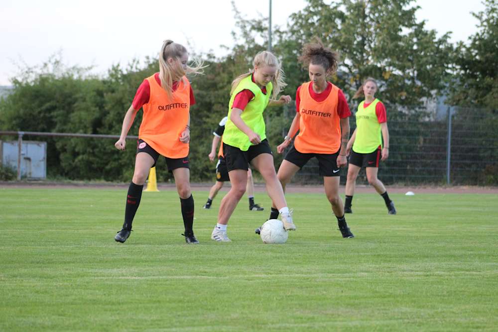 Annika Leibner wurde schnell zur Führungsspielerin bei Frauen IV und trug bereits die Kapitänsbinde in der Hessenliga. Hier behauptet sie sich in einer Trainingseinheit gegenüber ihren Mitspielerinnen am Ball. © Denis Michel Biesold