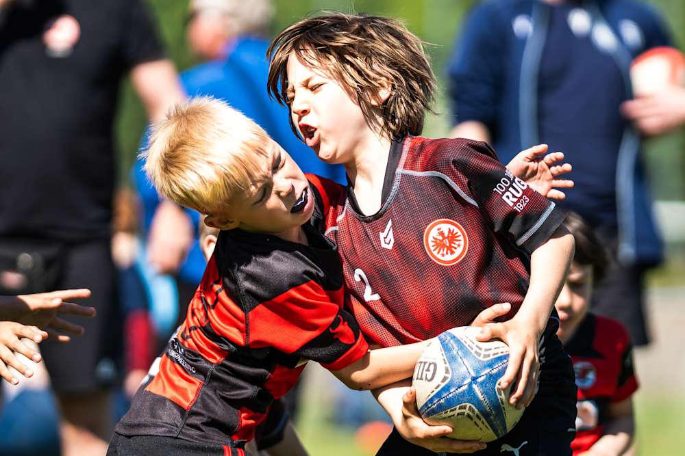 Zwei Rugby-Kinder kämpfen um den Ball