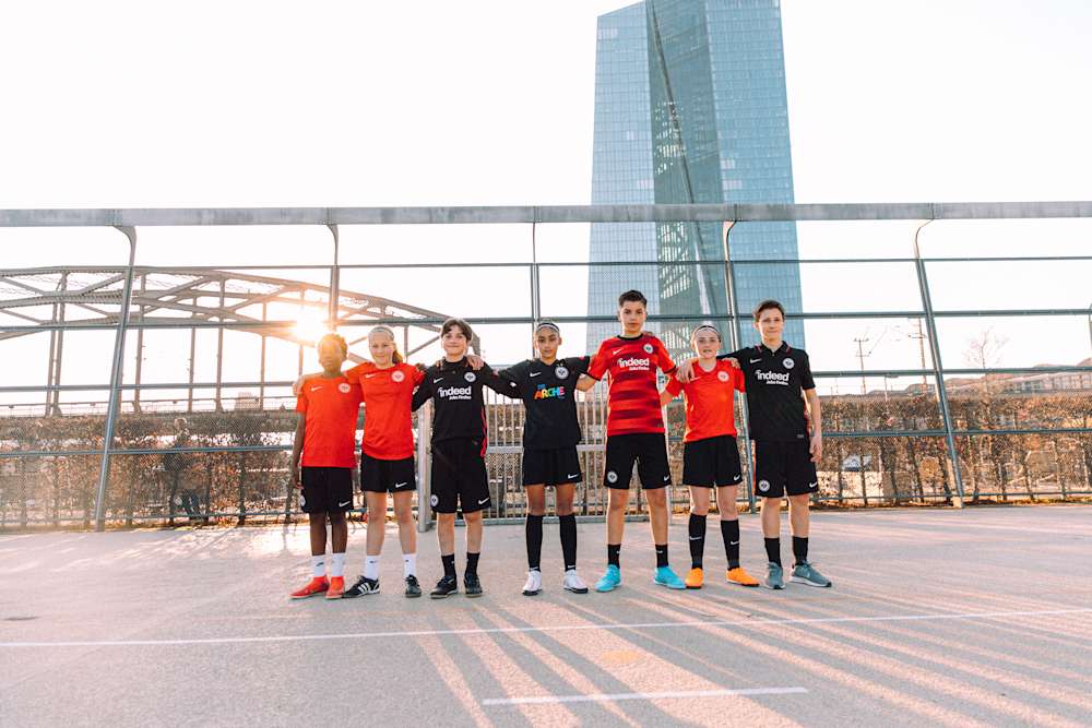 Kinder im Eintracht-Trikot posieren vor der EZB.