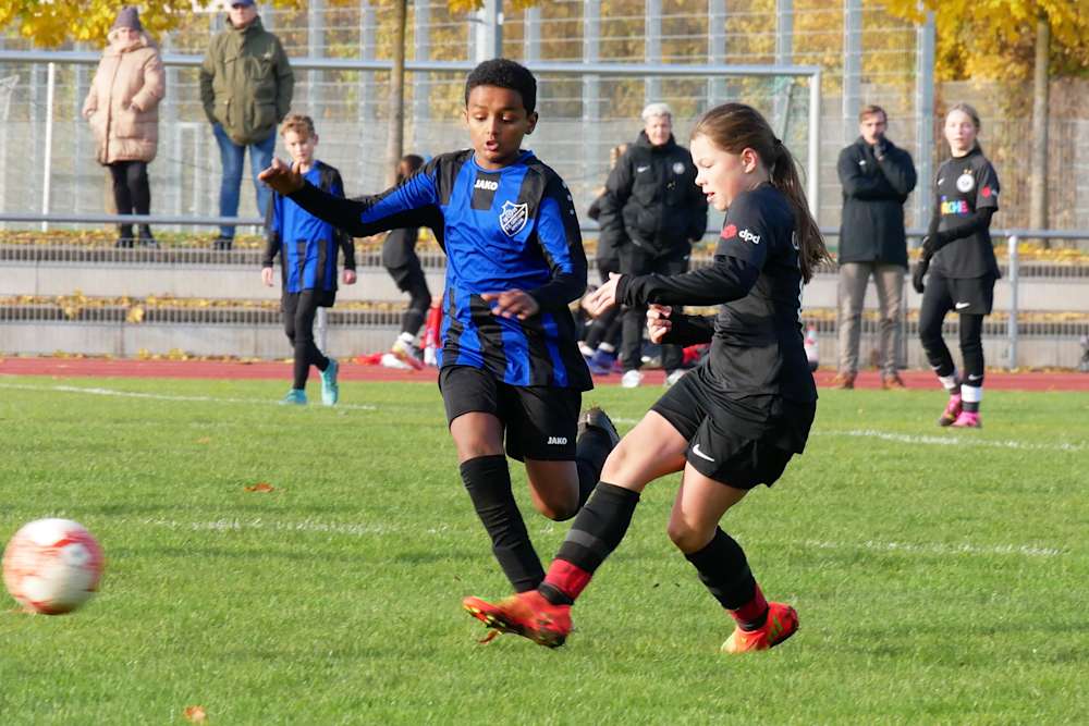 Mit viel Engagement präsentierten sich die U14-Juniorinnen von Eintracht Frankfurt im Duell gegen die Junioren der Germania Enkheim. © Anja Papke