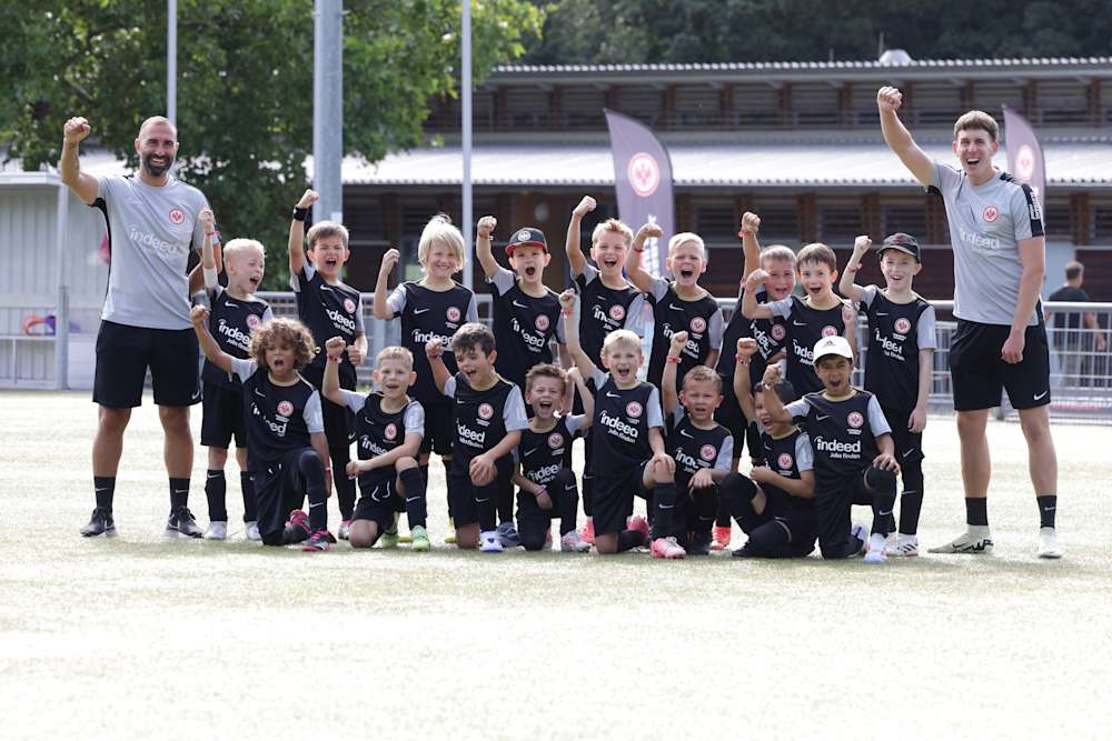 Ex-Adlerträger Daniyel Cimen (l.) und Trainertalent Max Weindl (r.) hatten eine Menge Spaß mit ihren Kids.