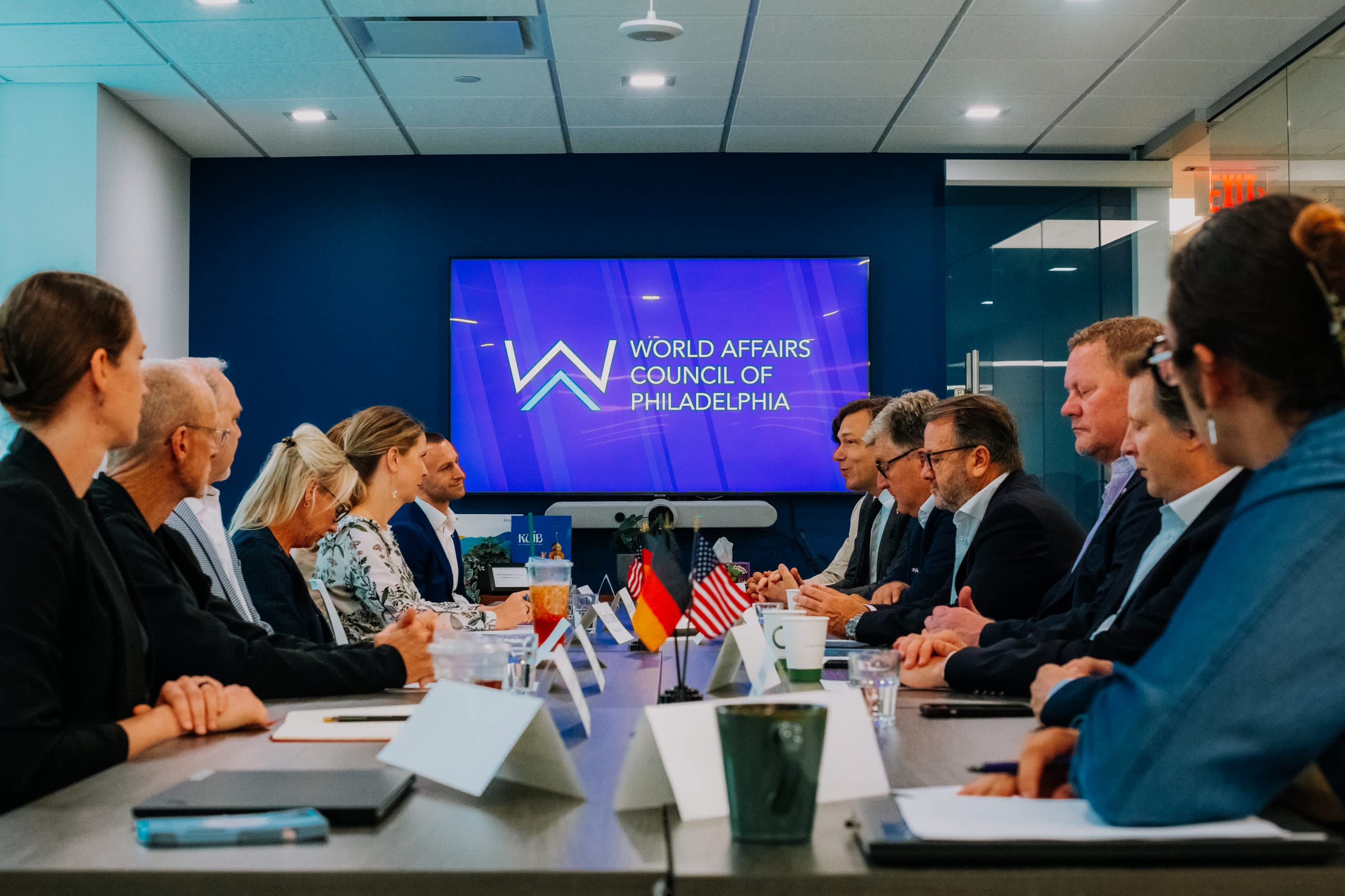 Interessante Einblicke in die Vorbereitungen auf die FIFA Fußballweltmeisterschaft 2026, die unter anderem in Philadelphia stattfinden wird, und die Städtepartnerschaft mit Frankfurt beim World Affairs Council. Interessante Einblicke in die Vorbereitungen auf die FIFA Fußballweltmeisterschaft 2026, die unter anderem in Philadelphia stattfinden wird, und die Städtepartnerschaft mit Frankfurt beim World Affairs Council.
