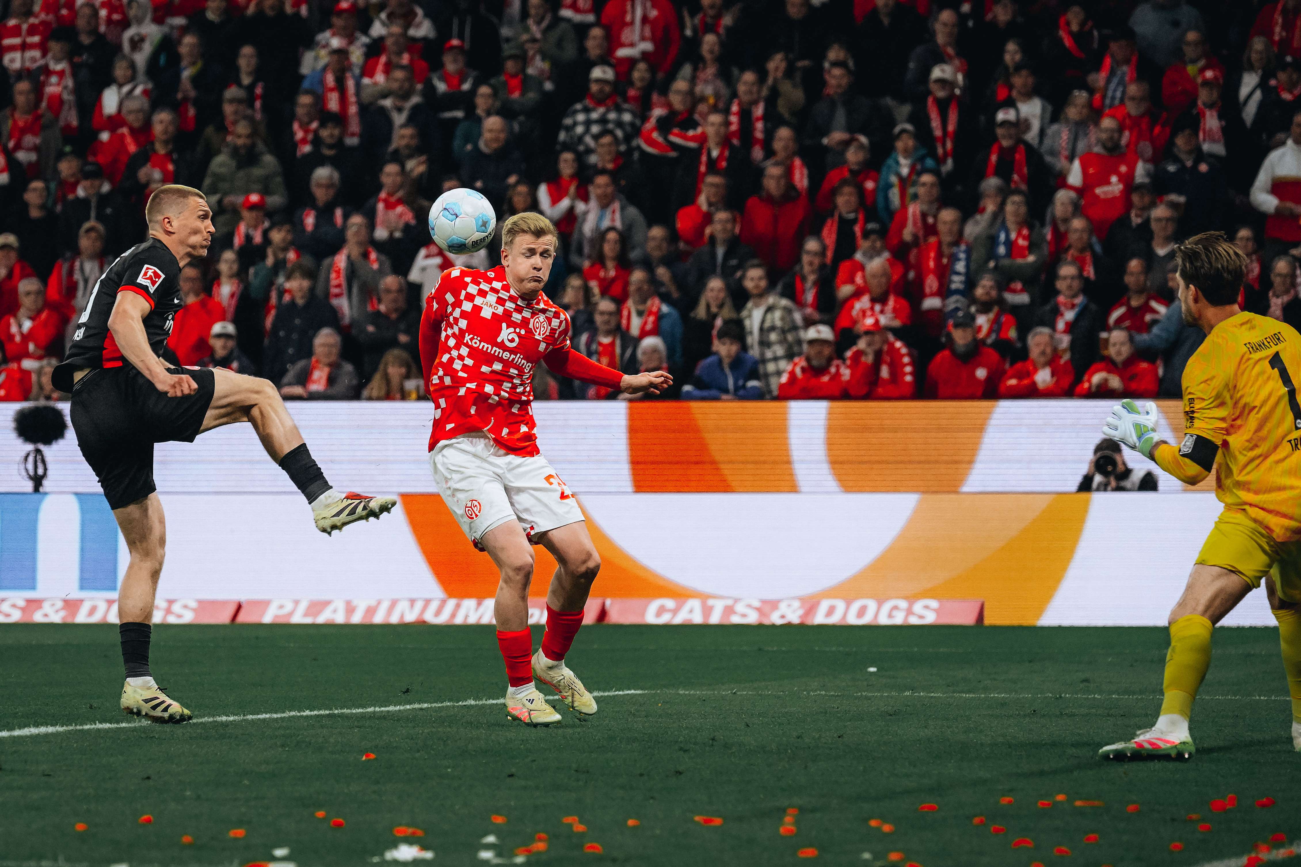 Der Moment des bitteren wie unglücklichen Ausgleichs, Jonathan Burkardt markiert das 1:1. Der Moment des bitteren wie unglücklichen Ausgleichs, Jonathan Burkardt markiert das 1:1.