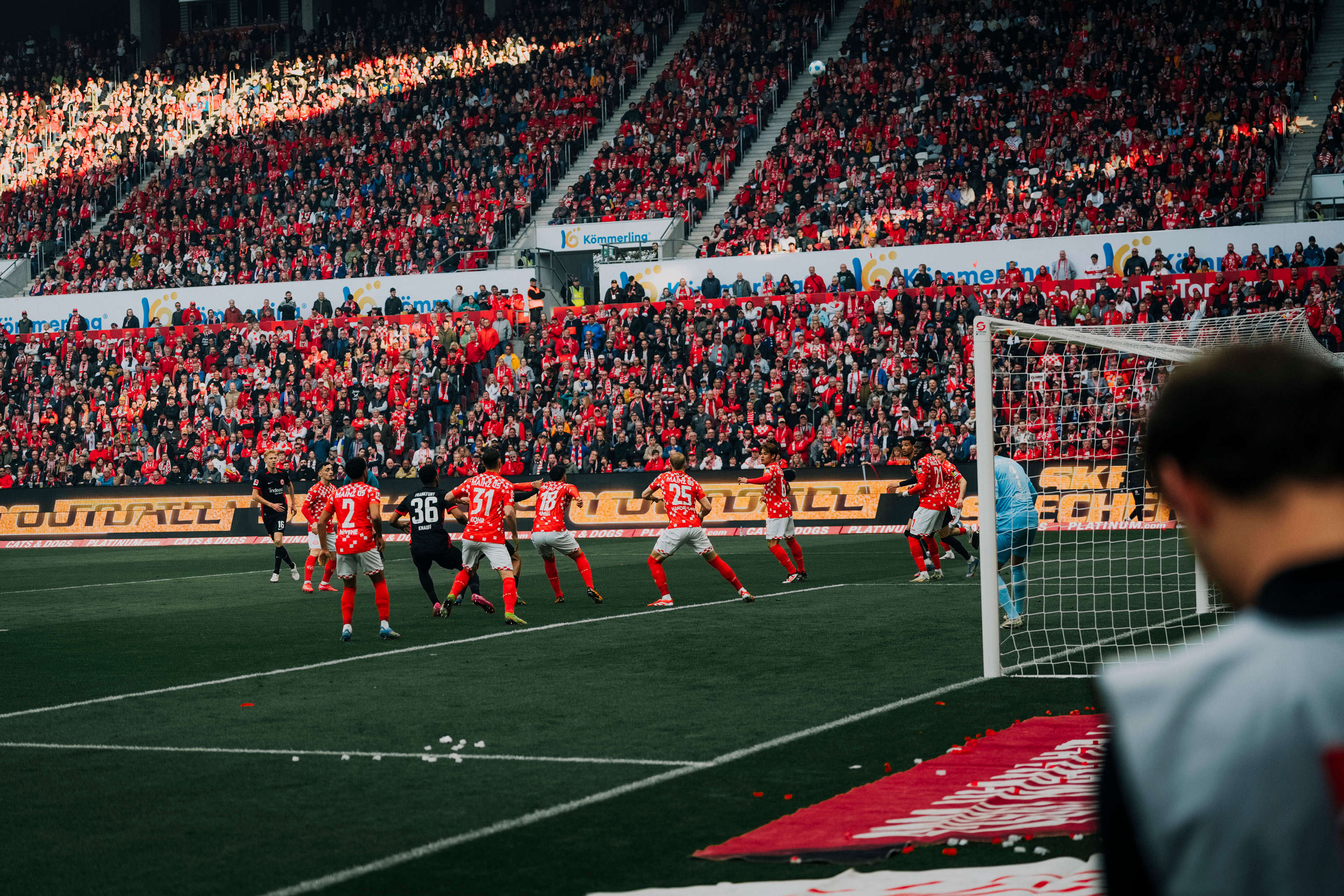 Immer wieder Betrieb in den Strafräumen beider Teams. Immer wieder Betrieb in den Strafräumen beider Teams.