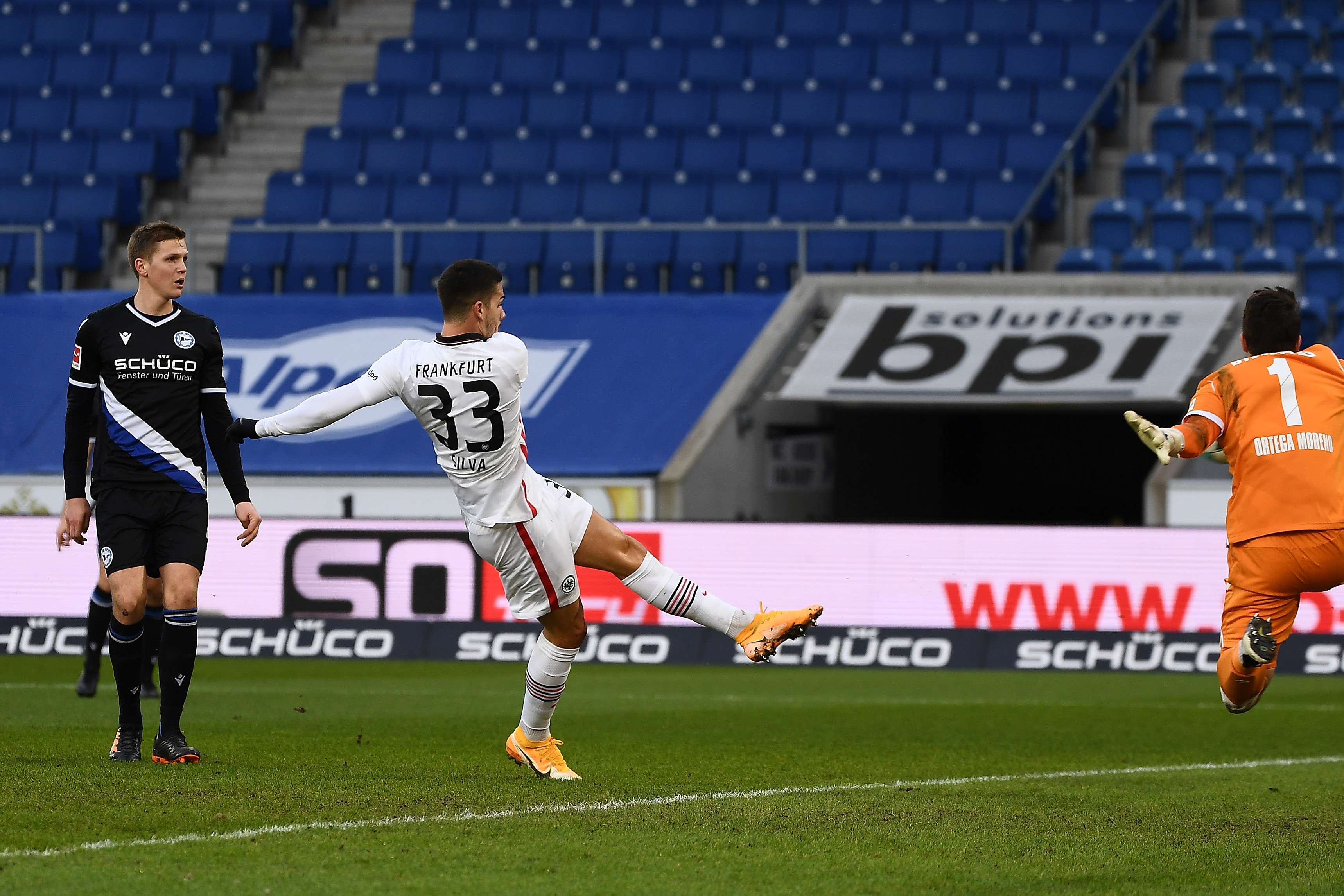 13. Saisontor von André Silva im Spiel Arminia Bielefeld gegen Eintracht Frankfurt zum 0:1 in der 25. Minute (18. Spieltag). Bild 1