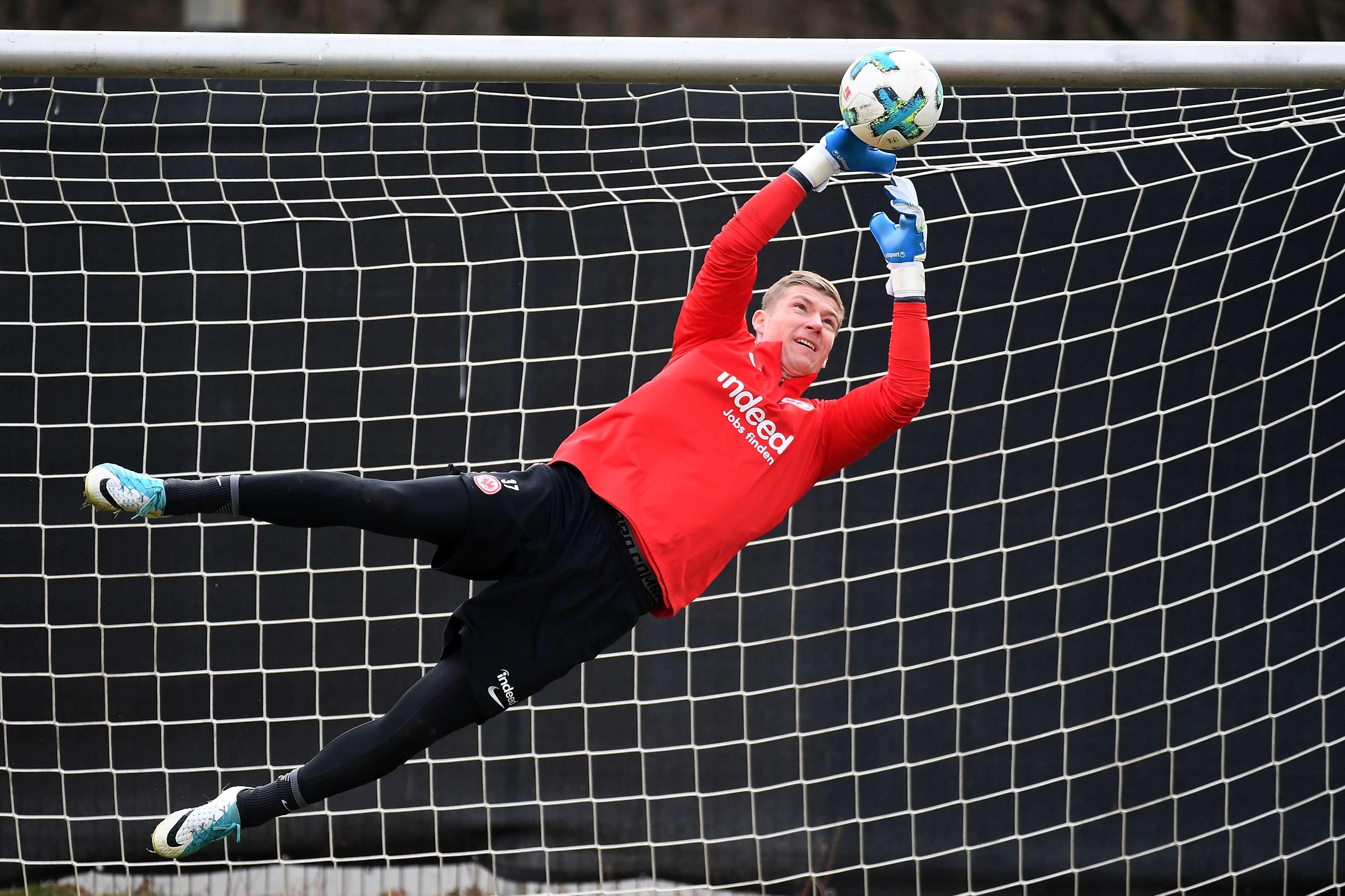 Vor seiner Torwart Trainer Karriere ist Zimmermann vor kurzem auch noch selber geflogen © Eintracht Frankfurt Vor seiner Torwart Trainer Karriere ist Zimmermann vor kurzem auch noch selber geflogen Vor seiner Torwart Trainer Karriere ist Zimmermann vor kurzem auch noch selber geflogen © Eintracht Frankfurt