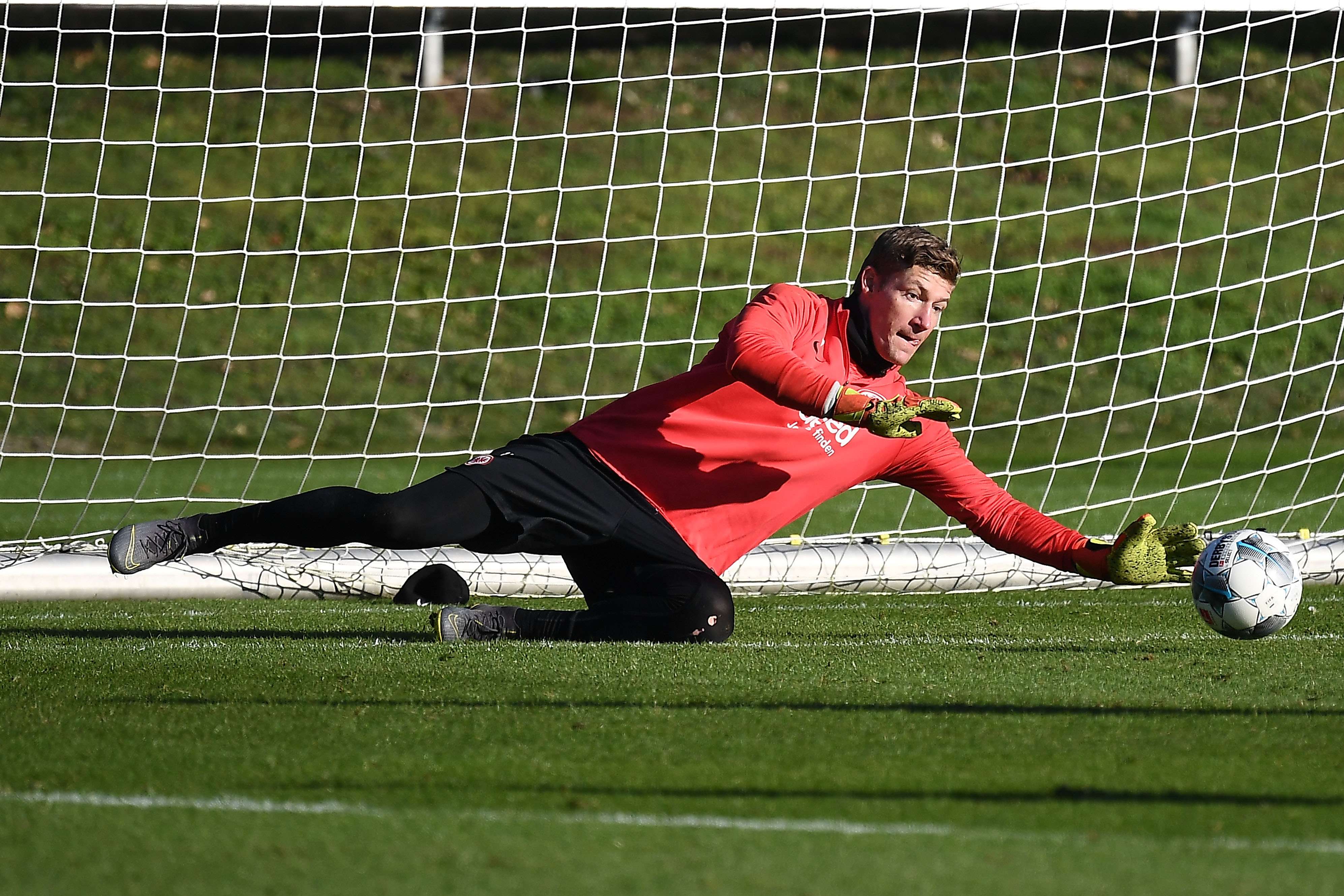 ...und hat auch die flachen Bälle pariert © Eintracht Frankfurt ...und hat auch die flachen Bälle pariert ...und hat auch die flachen Bälle pariert © Eintracht Frankfurt