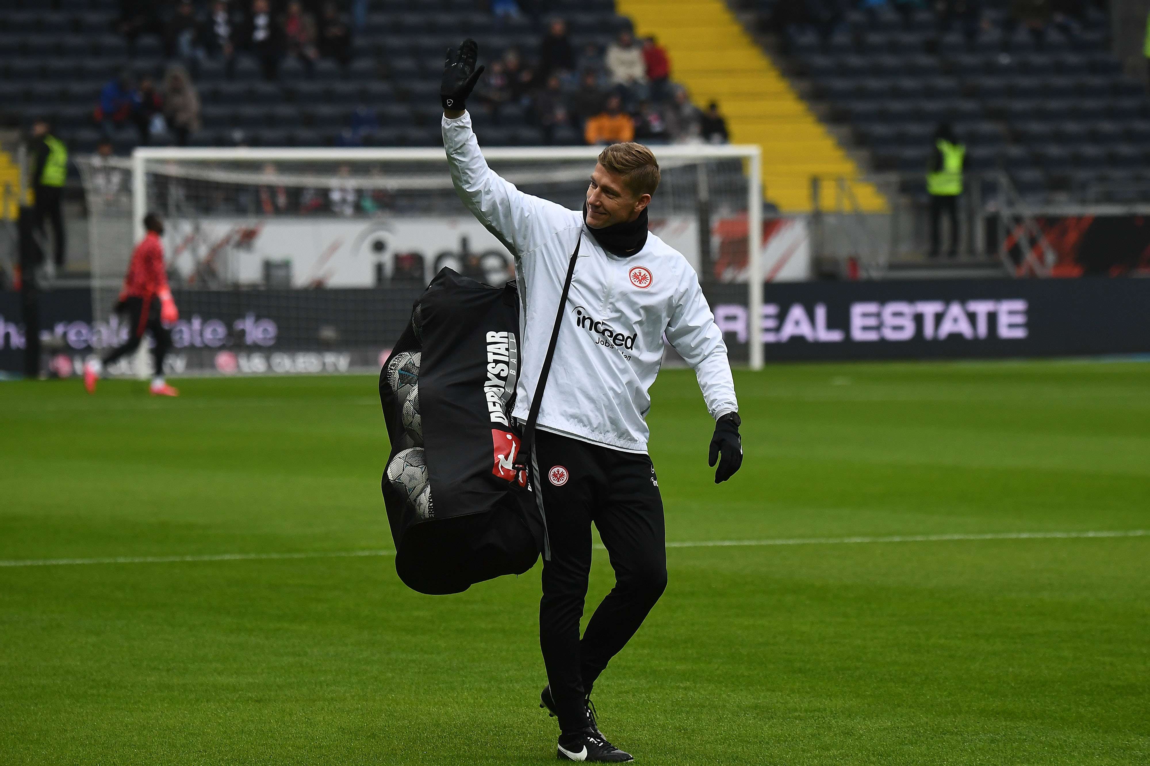 Auch während der Arbeit findet er immer Zeit, um die Fans zu grüßen © Eintracht Frankfurt Auch während der Arbeit findet er immer Zeit, um die Fans zu grüßen Auch während der Arbeit findet er immer Zeit, um die Fans zu grüßen © Eintracht Frankfurt