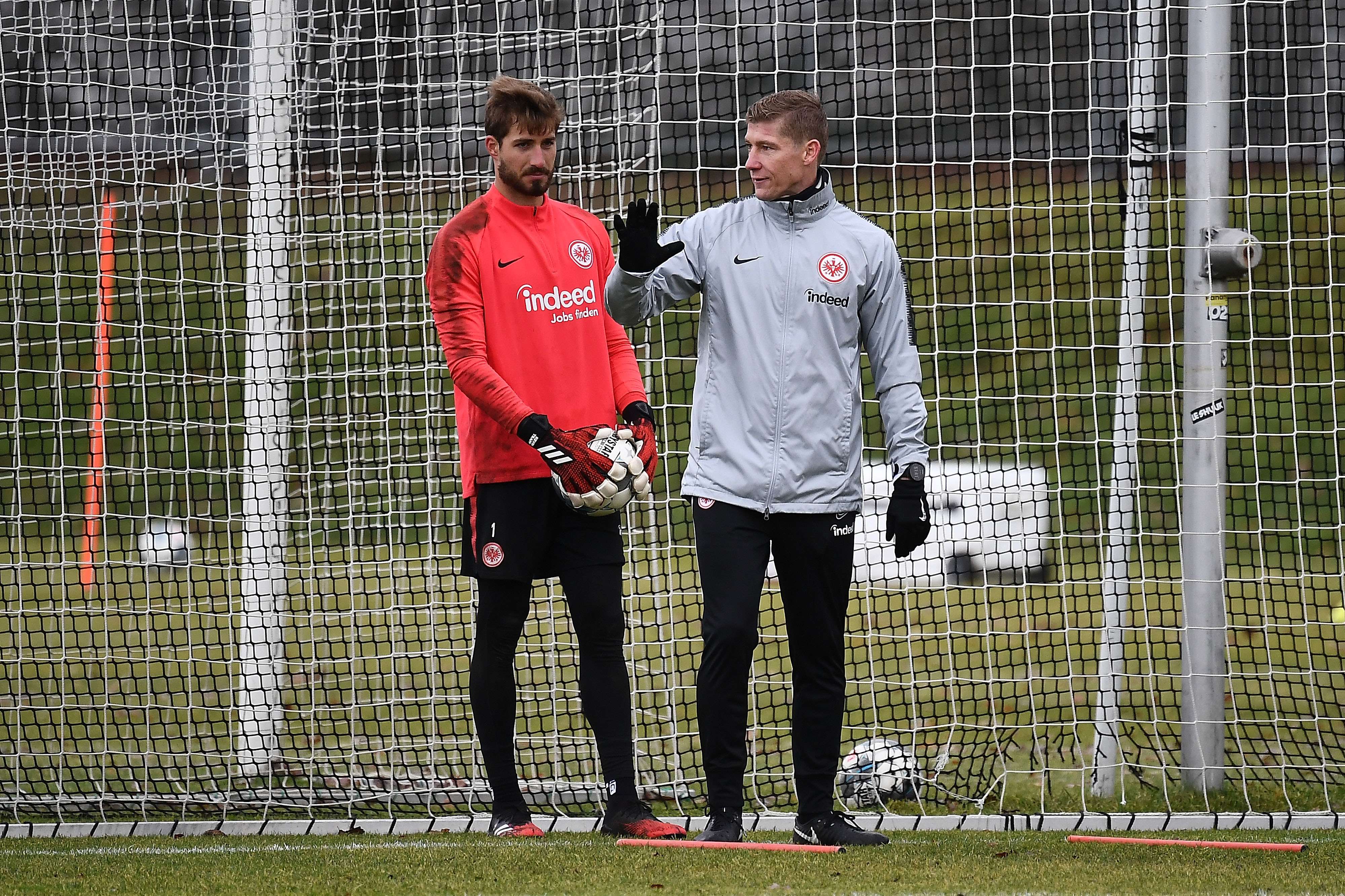 Trapp hört den Aussagen Zimmermanns konzentriert zu © Eintracht Frankfurt Trapp hört den Aussagen Zimmermanns konzentriert zu Trapp hört den Aussagen Zimmermanns konzentriert zu © Eintracht Frankfurt