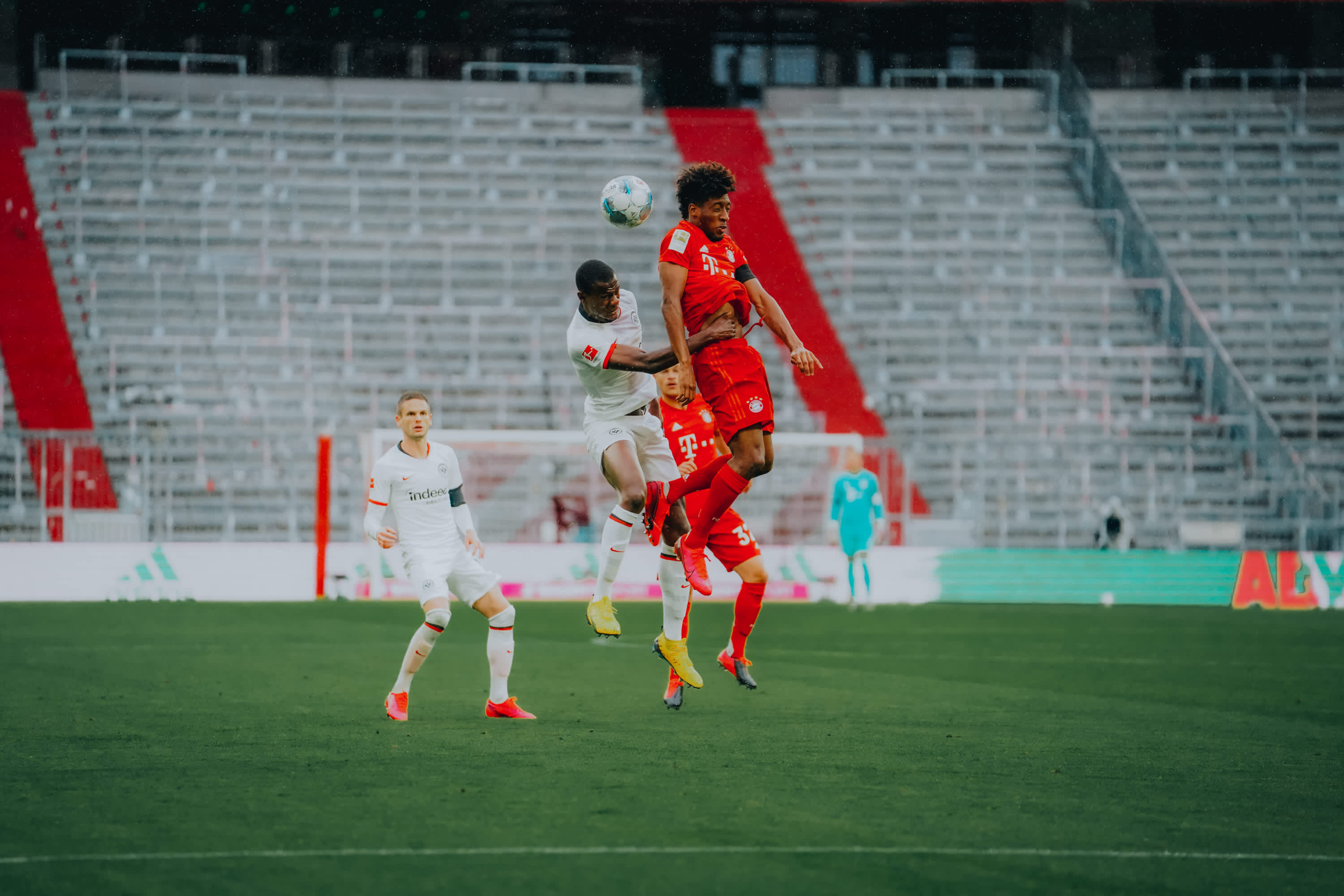 In luftiger Höhe kämpfen Kingsley Coman und Evan Ndicka um den Ball. Bild 1